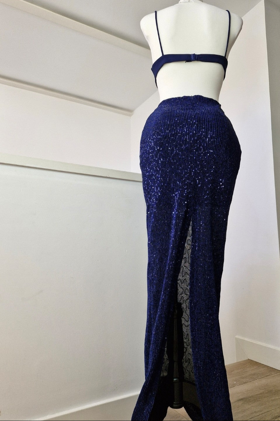 Long party dress with sequins and cut-out design