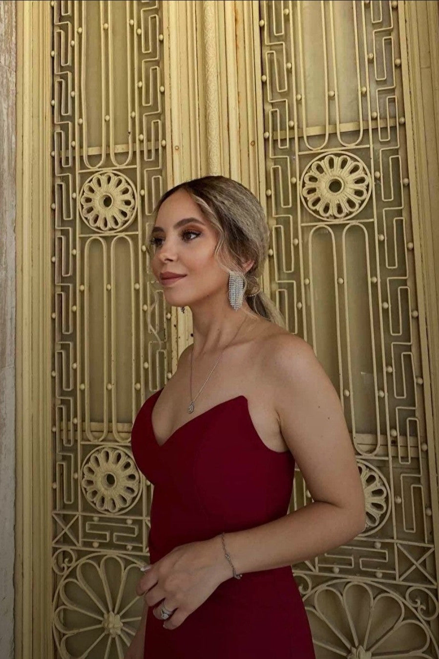 Burgundy party dress with a sweetheart neckline