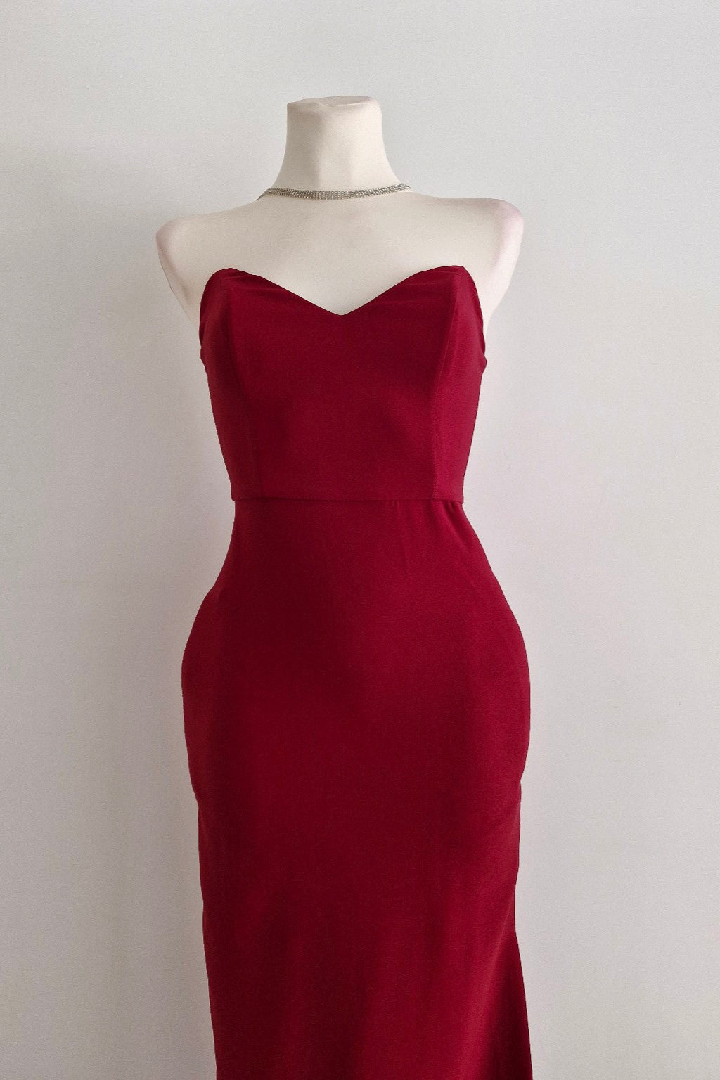 Burgundy party dress with a sweetheart neckline