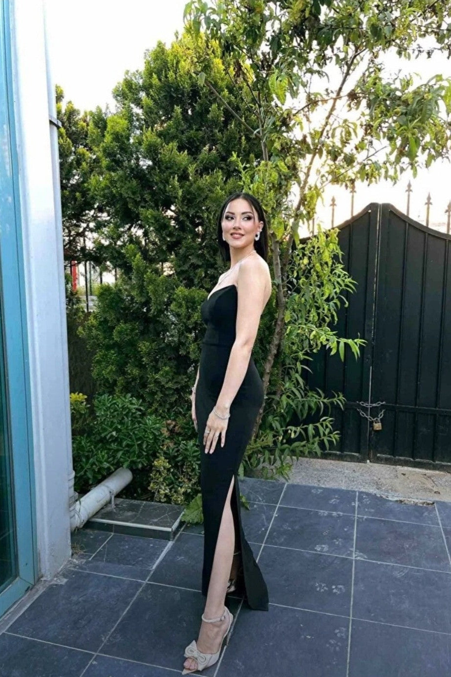 Burgundy party dress with a sweetheart neckline