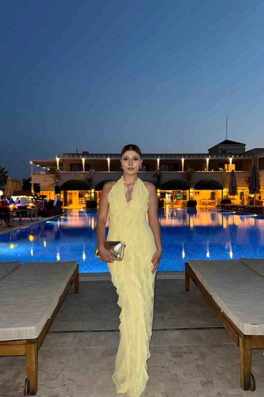 Vestido amarillo pastel con volantes y cuello halter