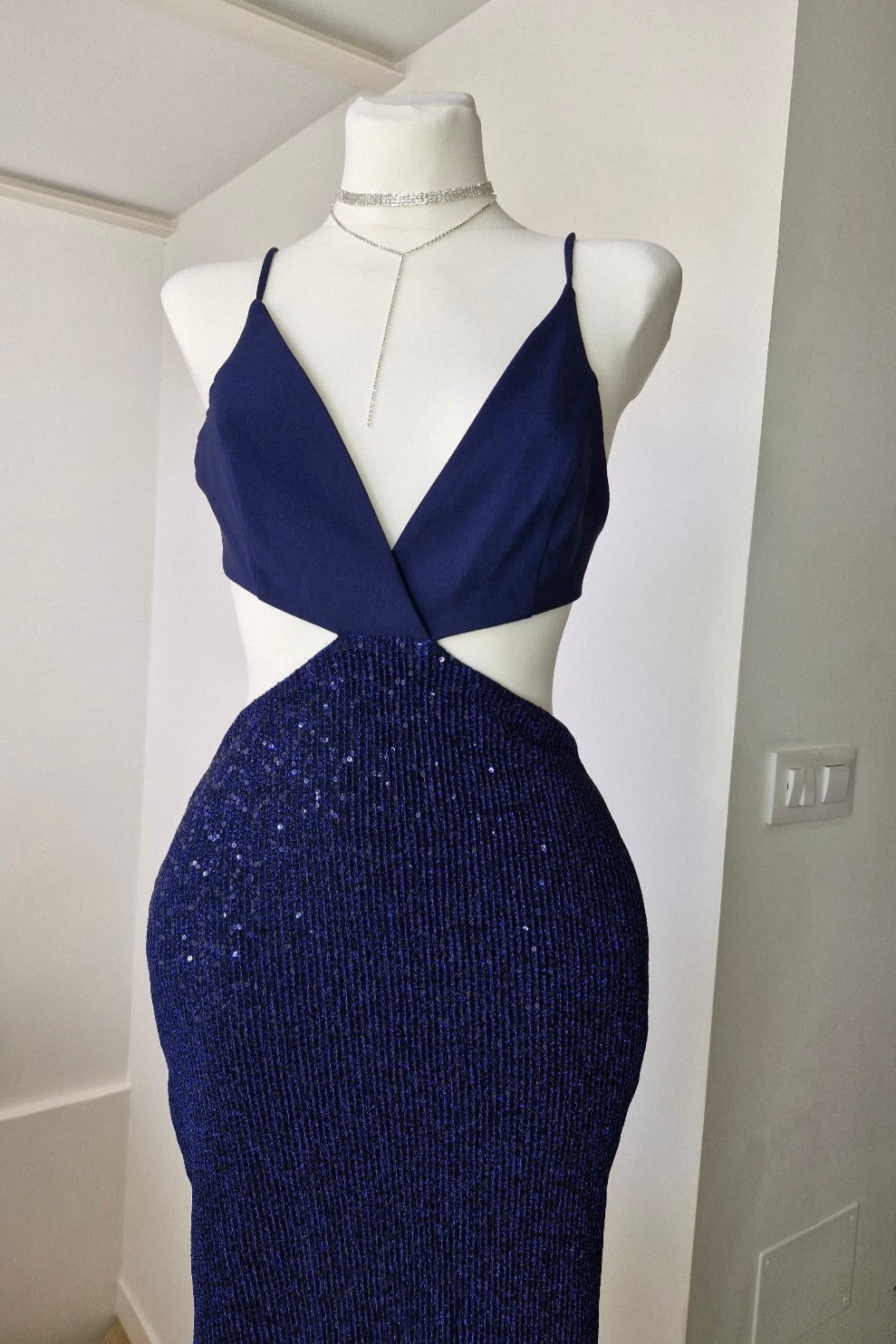 Long party dress with sequins and cut-out design