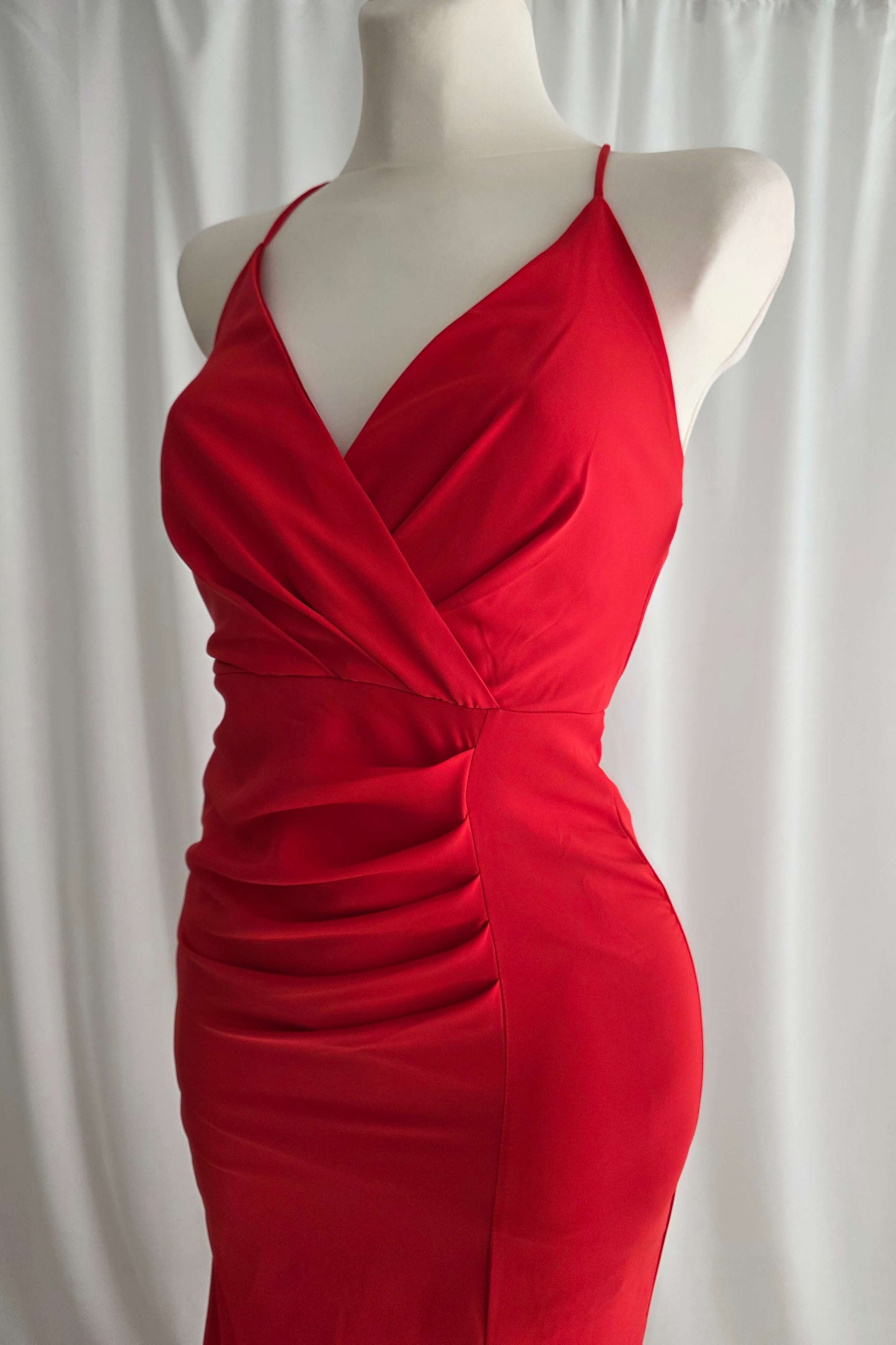 Vestido largo rojo con escote cruzado y abertura