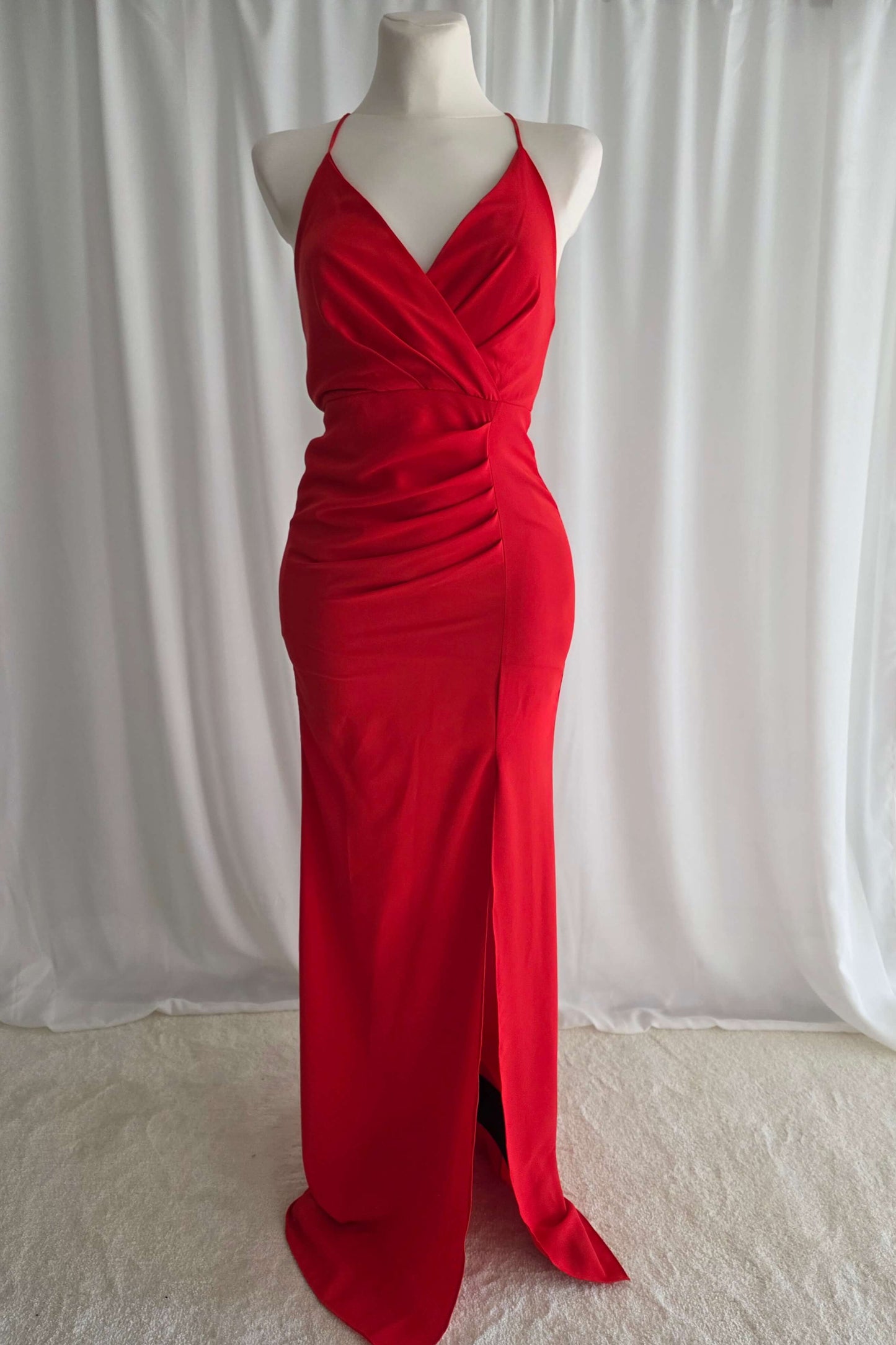 Vestido largo rojo con escote cruzado y abertura