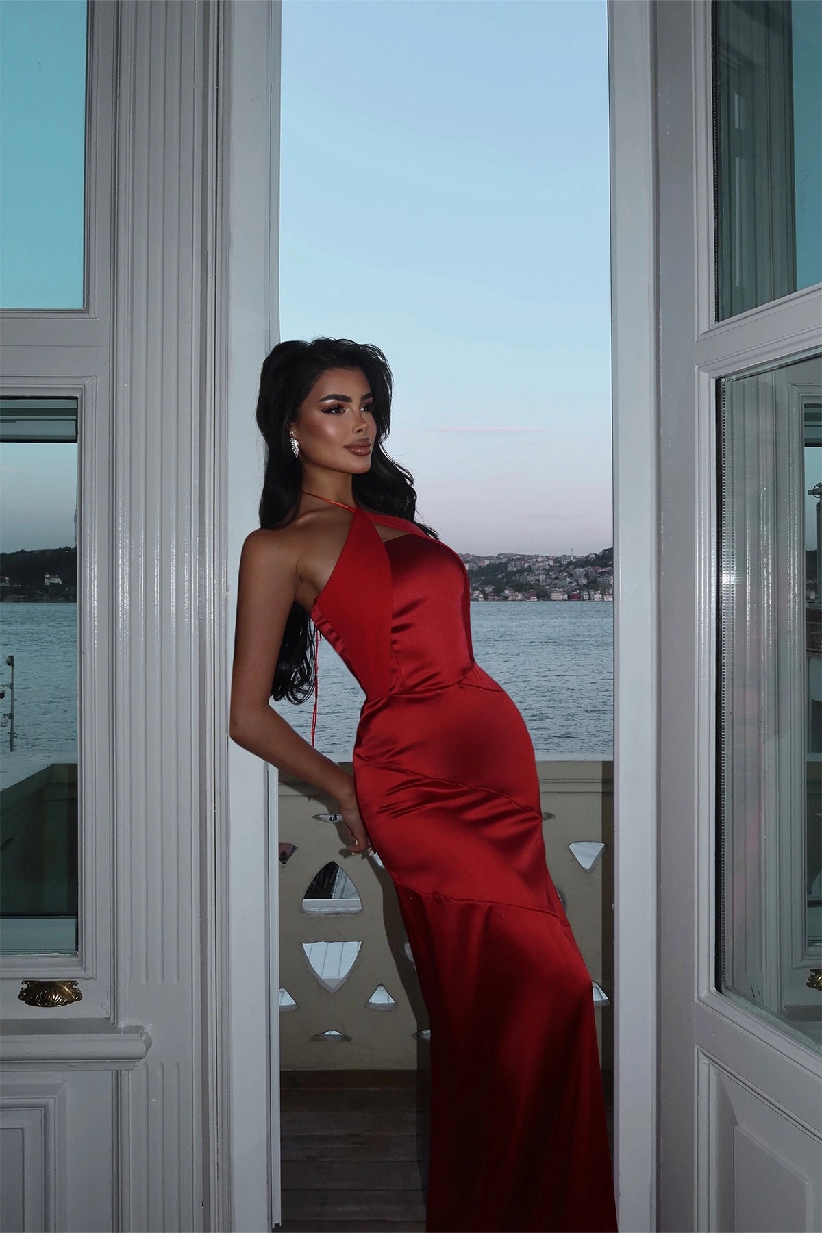 Vestido largo rojo de satén con escote halter y corte entallado