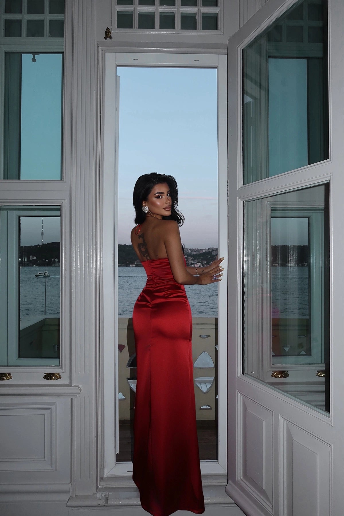 Vestido largo rojo de satén con escote halter y corte entallado