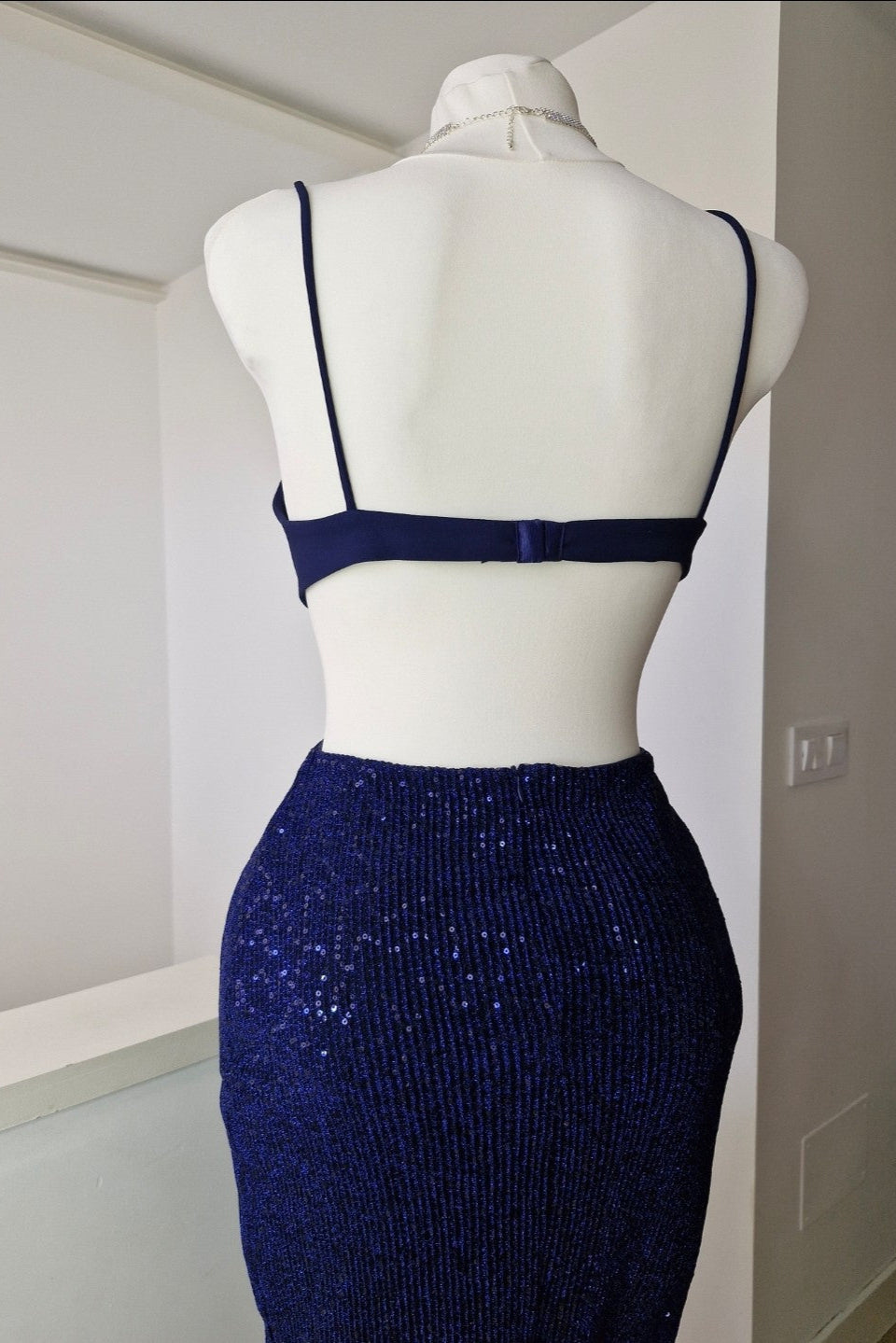 Long party dress with sequins and cut-out design