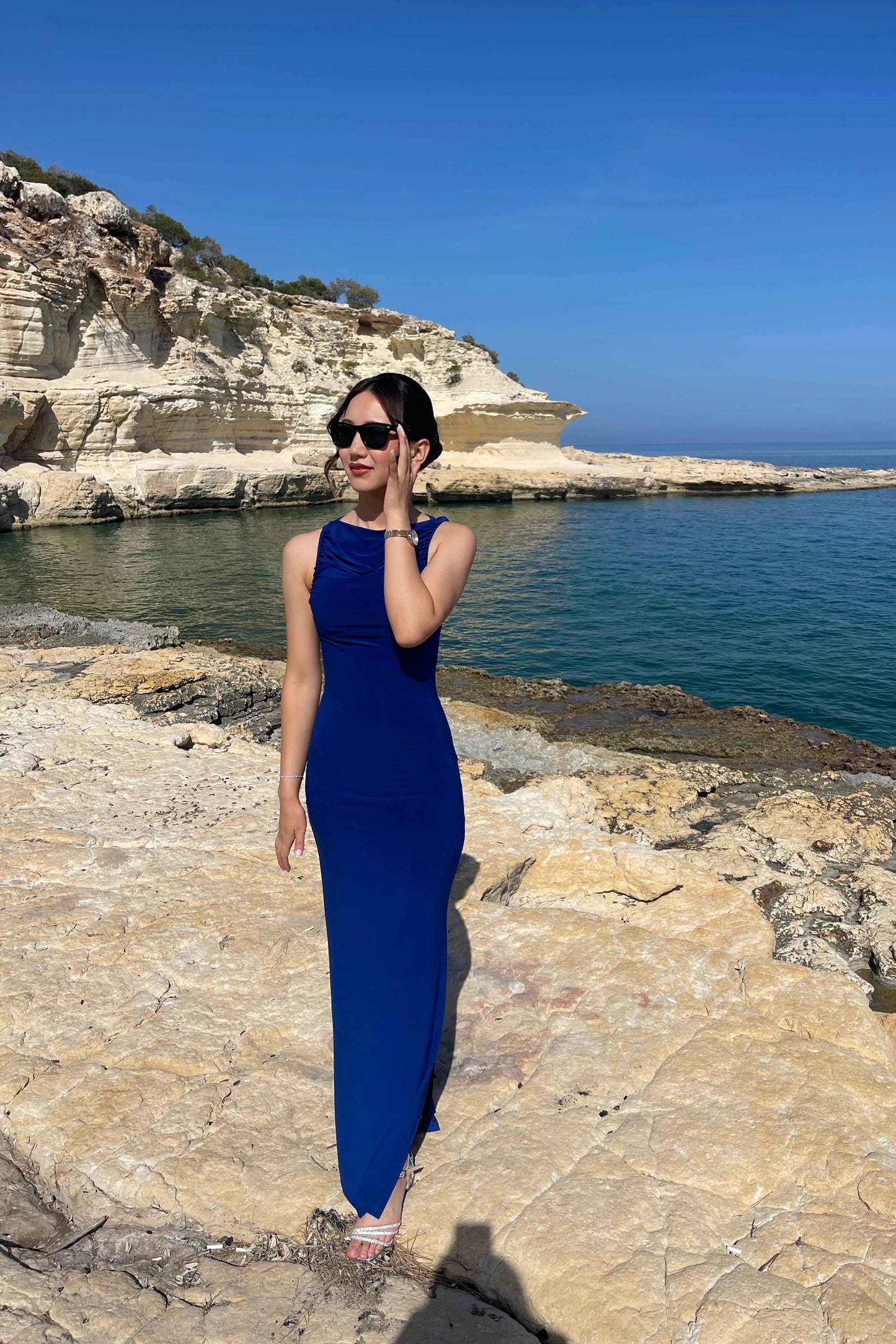 Vestido largo de invitada con diseño drapeado y abertura lateral