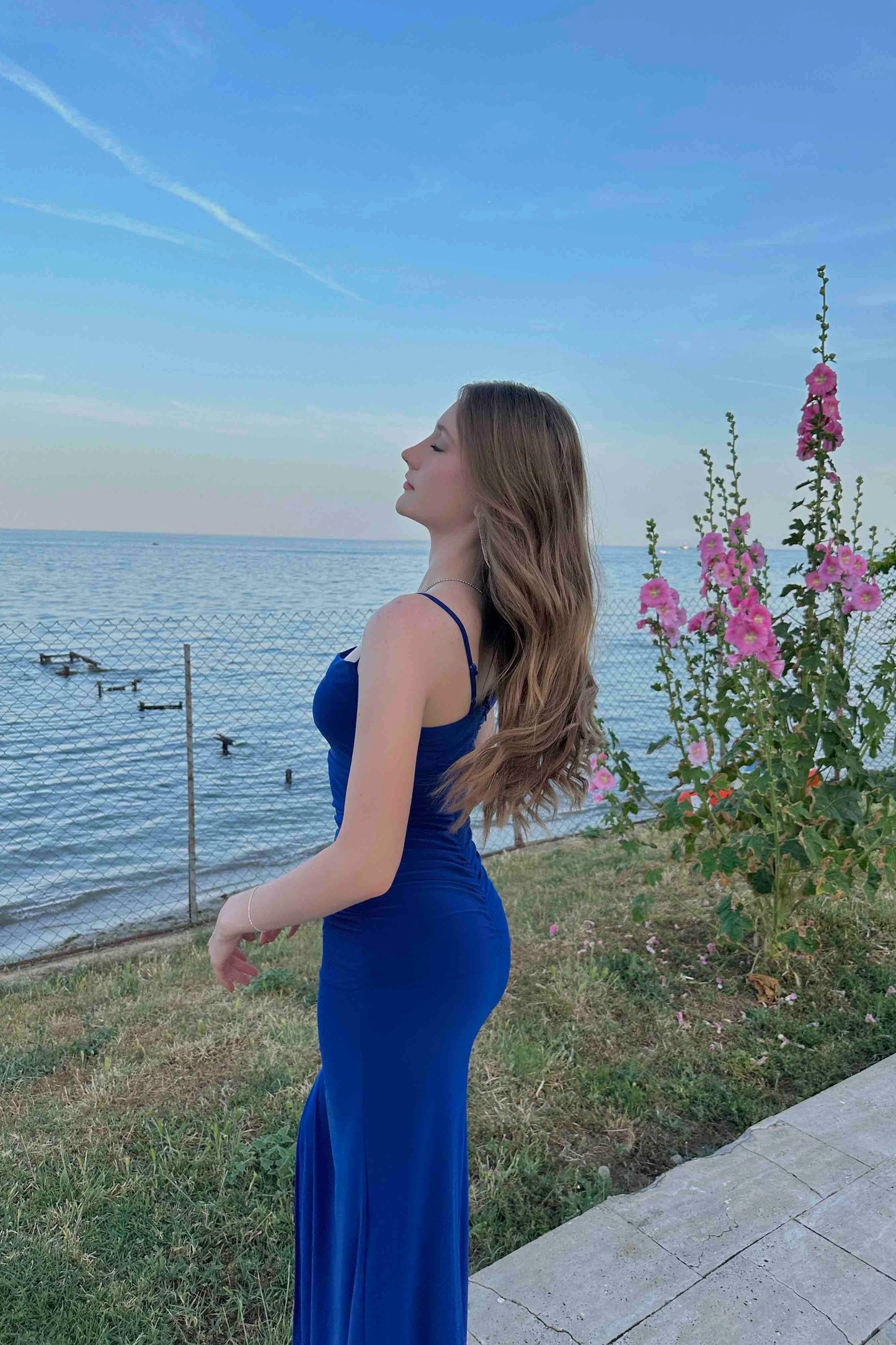 Vestido azul klein con abertura y fruncido en la espalda favorecedor