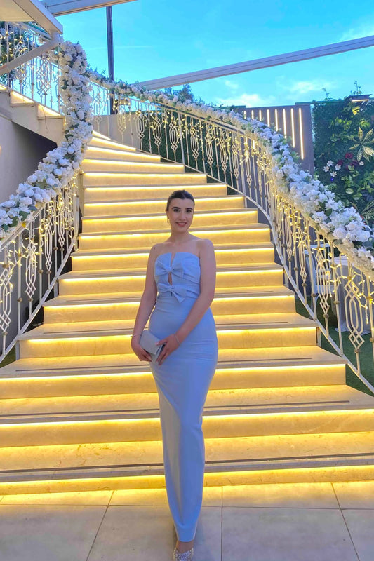 Vestido largo azul pastel con detalle de lazo y abertura trasera