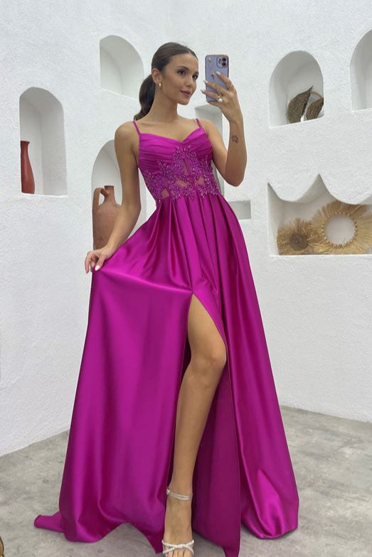 Vestido largo fucsia de noche satinado con falda fluída