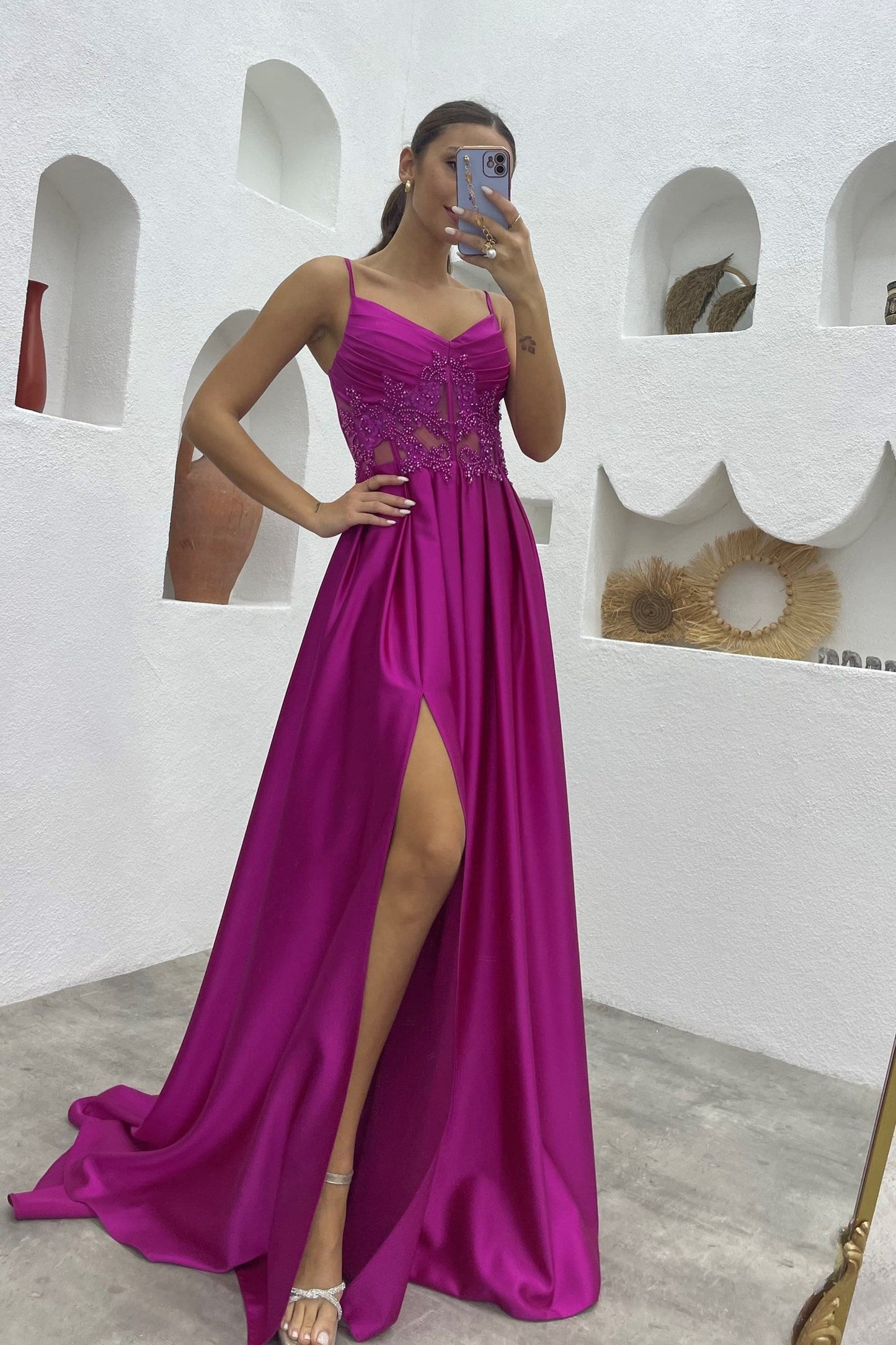 Vestido largo fucsia de noche satinado con falda fluída