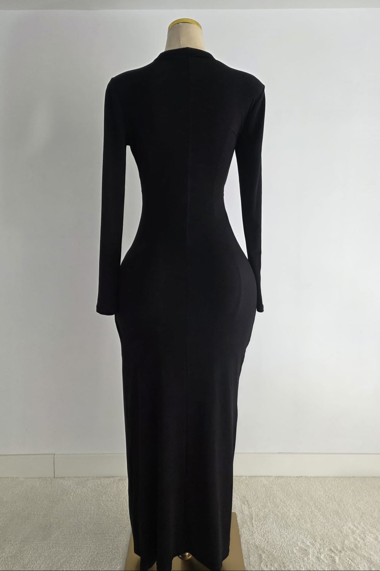 Vestido negro de fiesta largo ajustado con fruncido