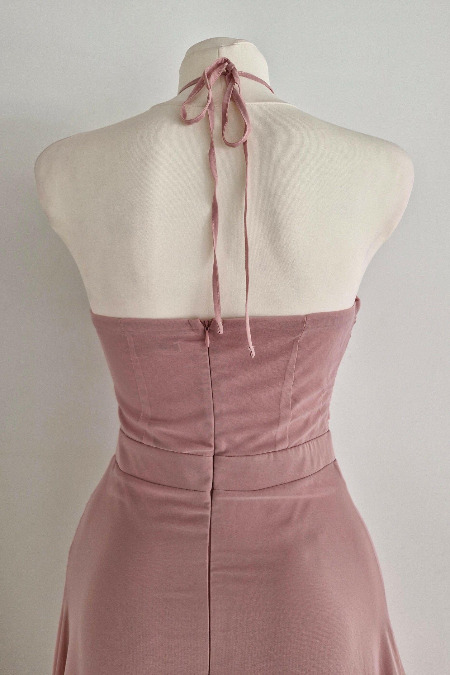 Long guest dress with pink chiffon fabric