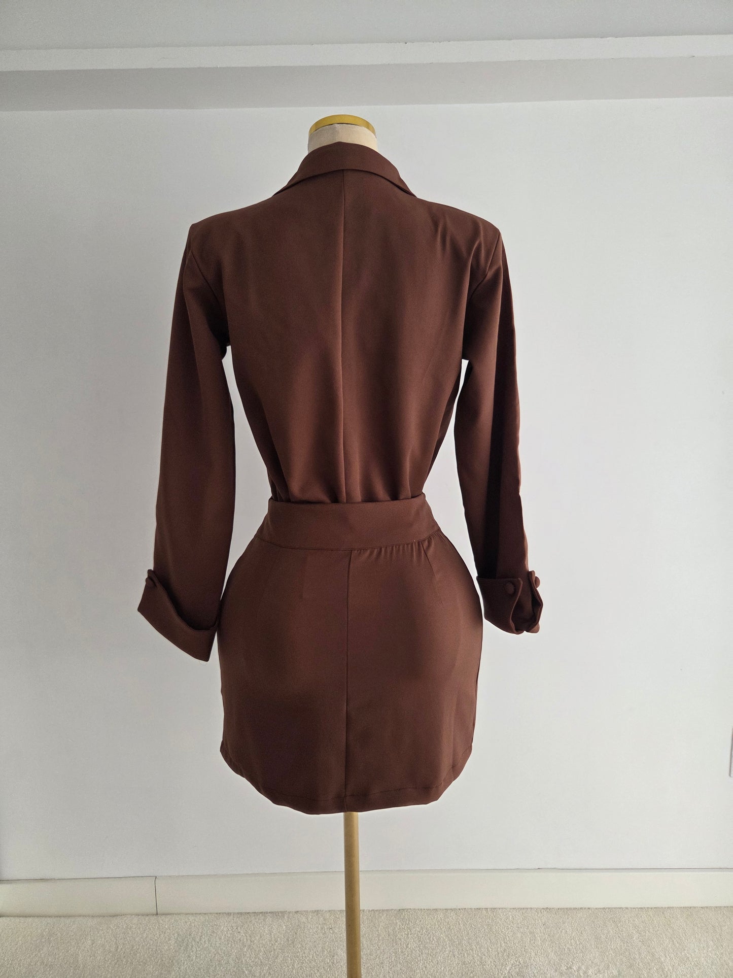 Traje marrón de falda y chaqueta con botones