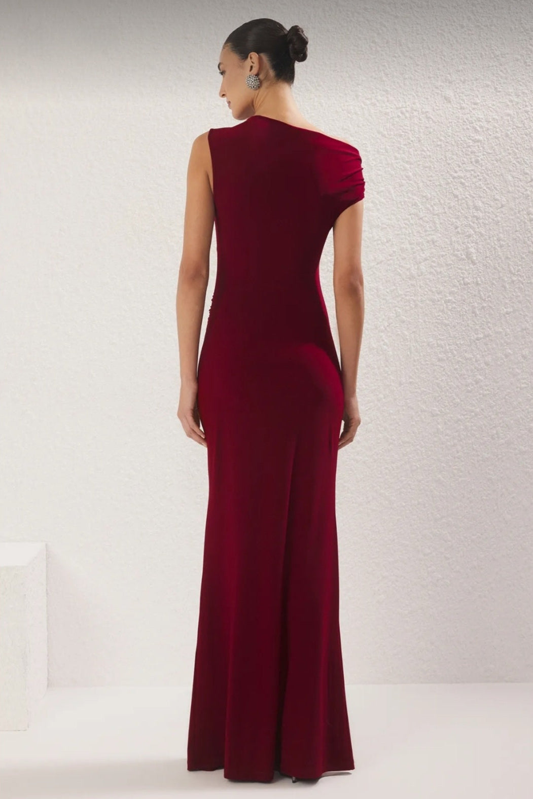 Vestido largo burdeos asimétrico corte sirena y detalle joya