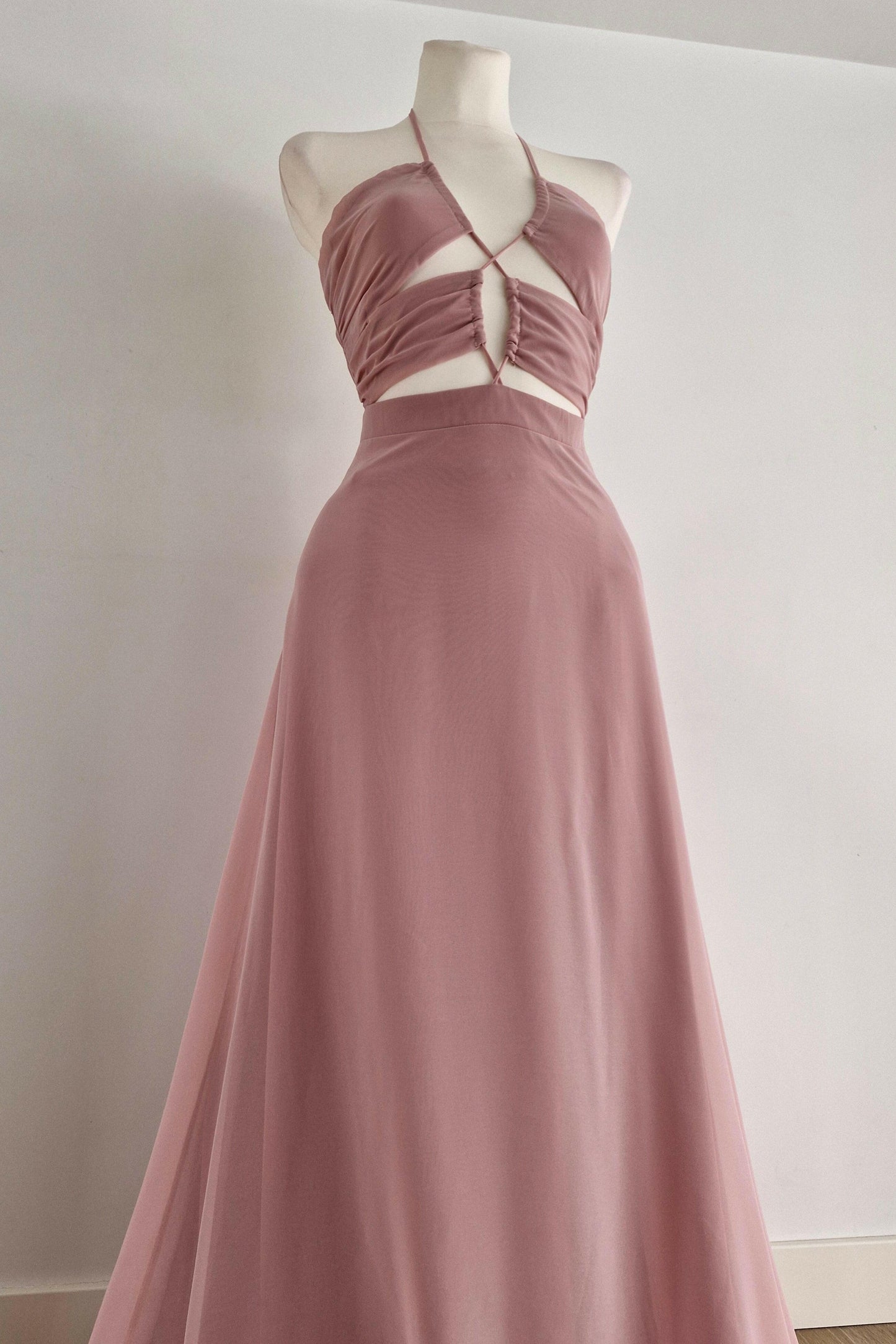 Long guest dress with pink chiffon fabric