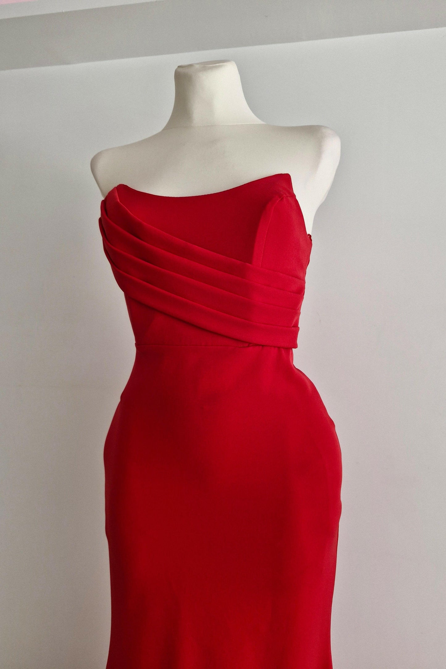 Long red strapless mermaid-cut party dress