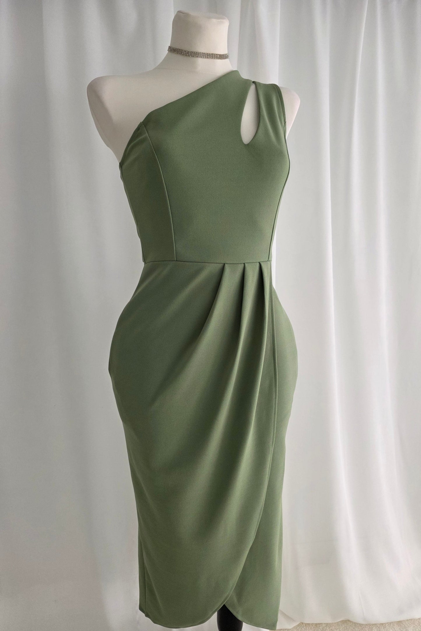 Asymmetrical green midi dress with shoulder slit