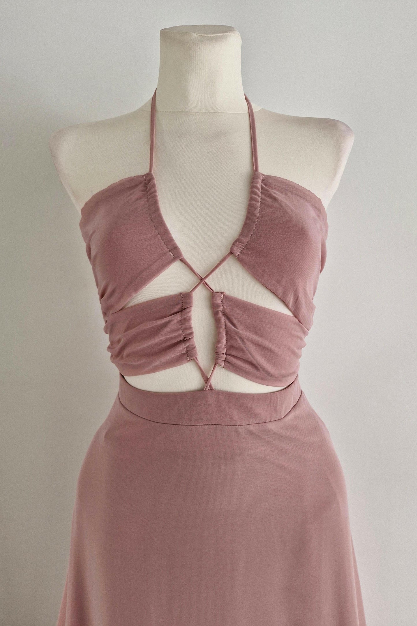 Long guest dress with pink chiffon fabric
