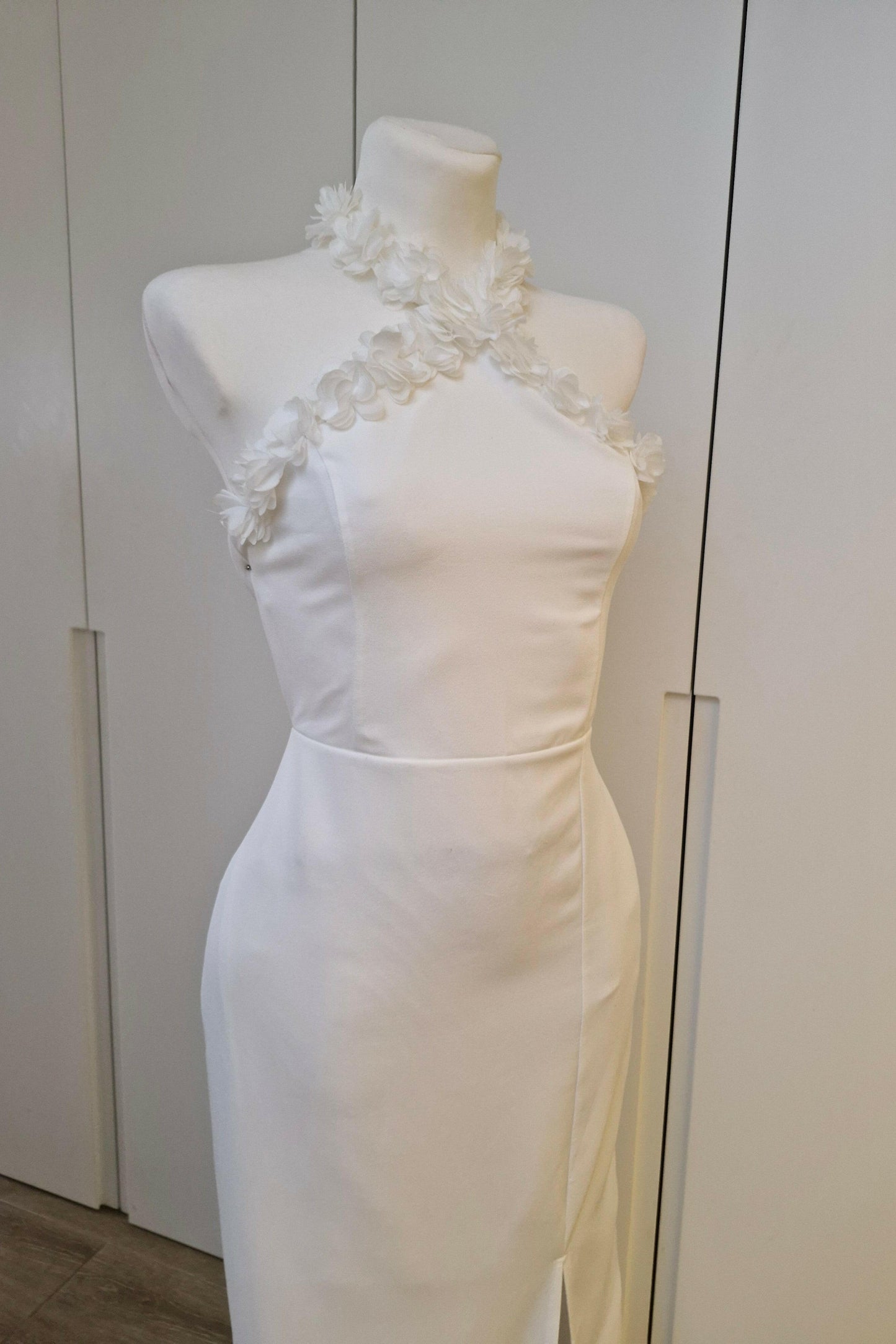Elegant wedding dress with halter neck and slit