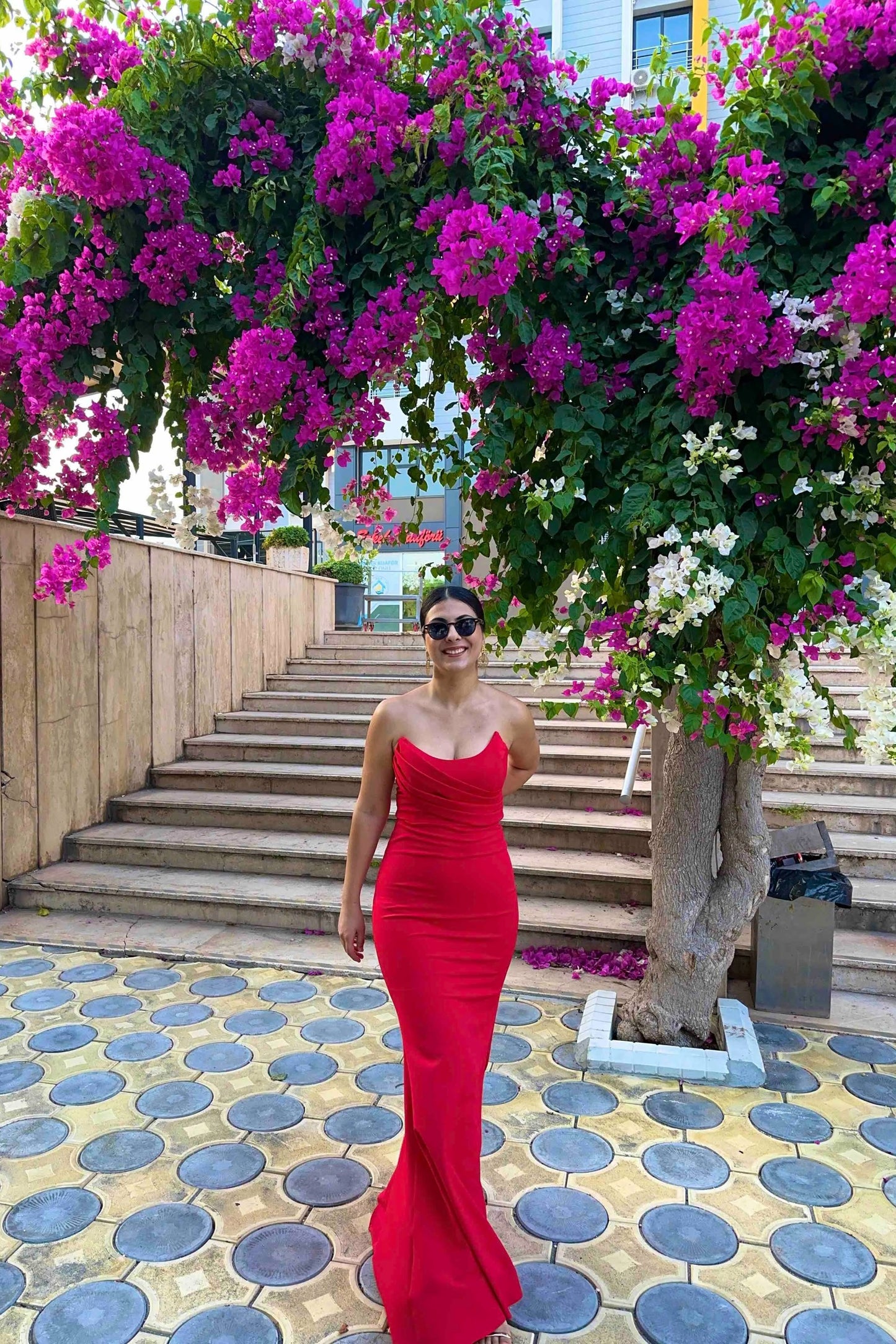 Long red strapless mermaid-cut party dress