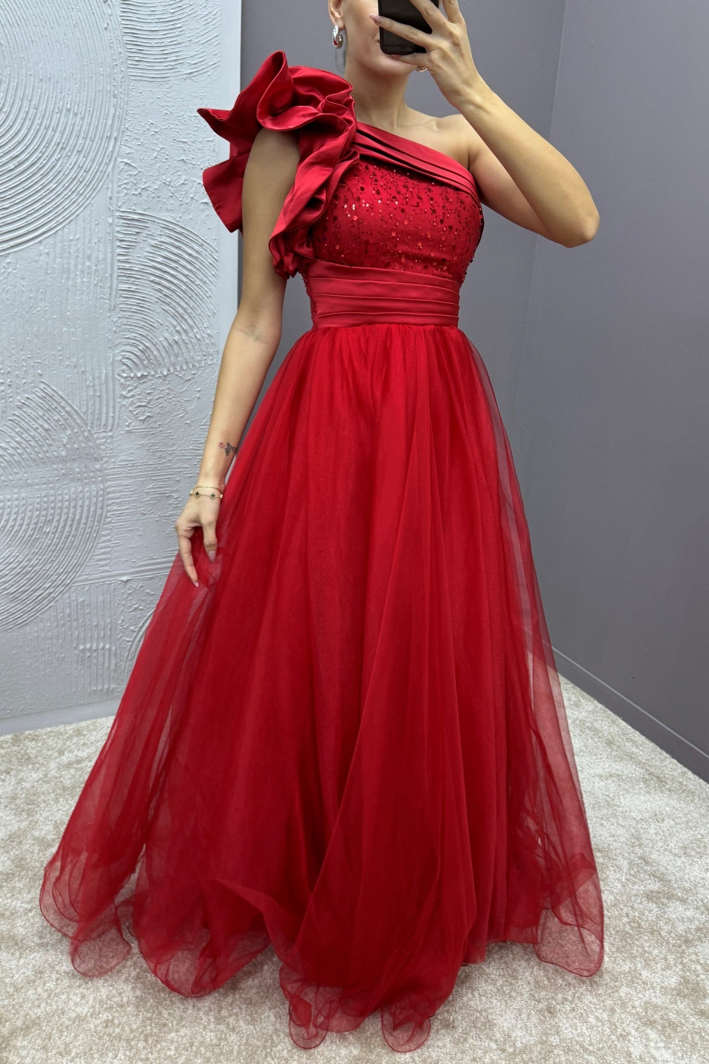 Vestido de gala rojo asimétrico con bordado y tul