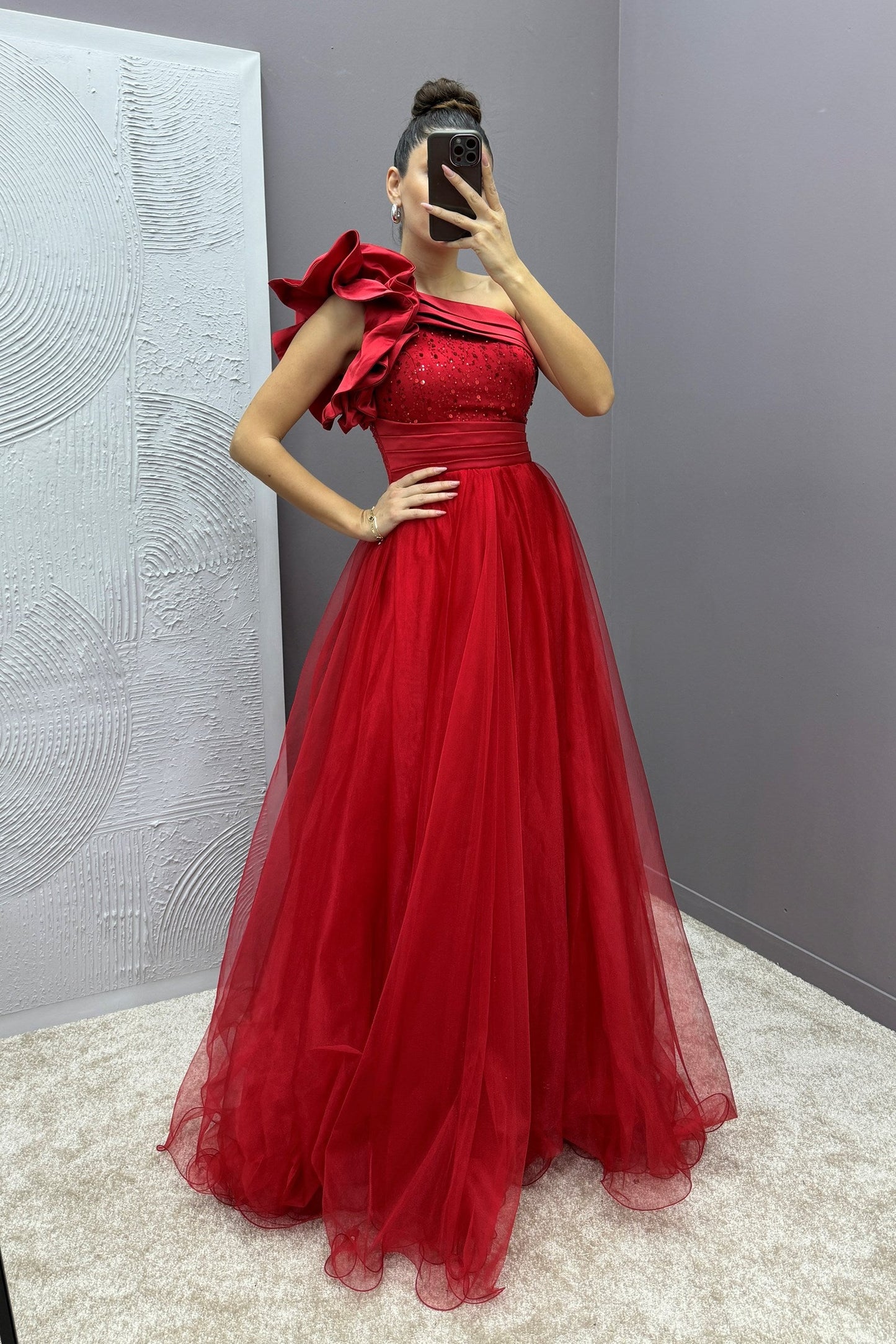 Vestido de gala rojo asimétrico con bordado y tul