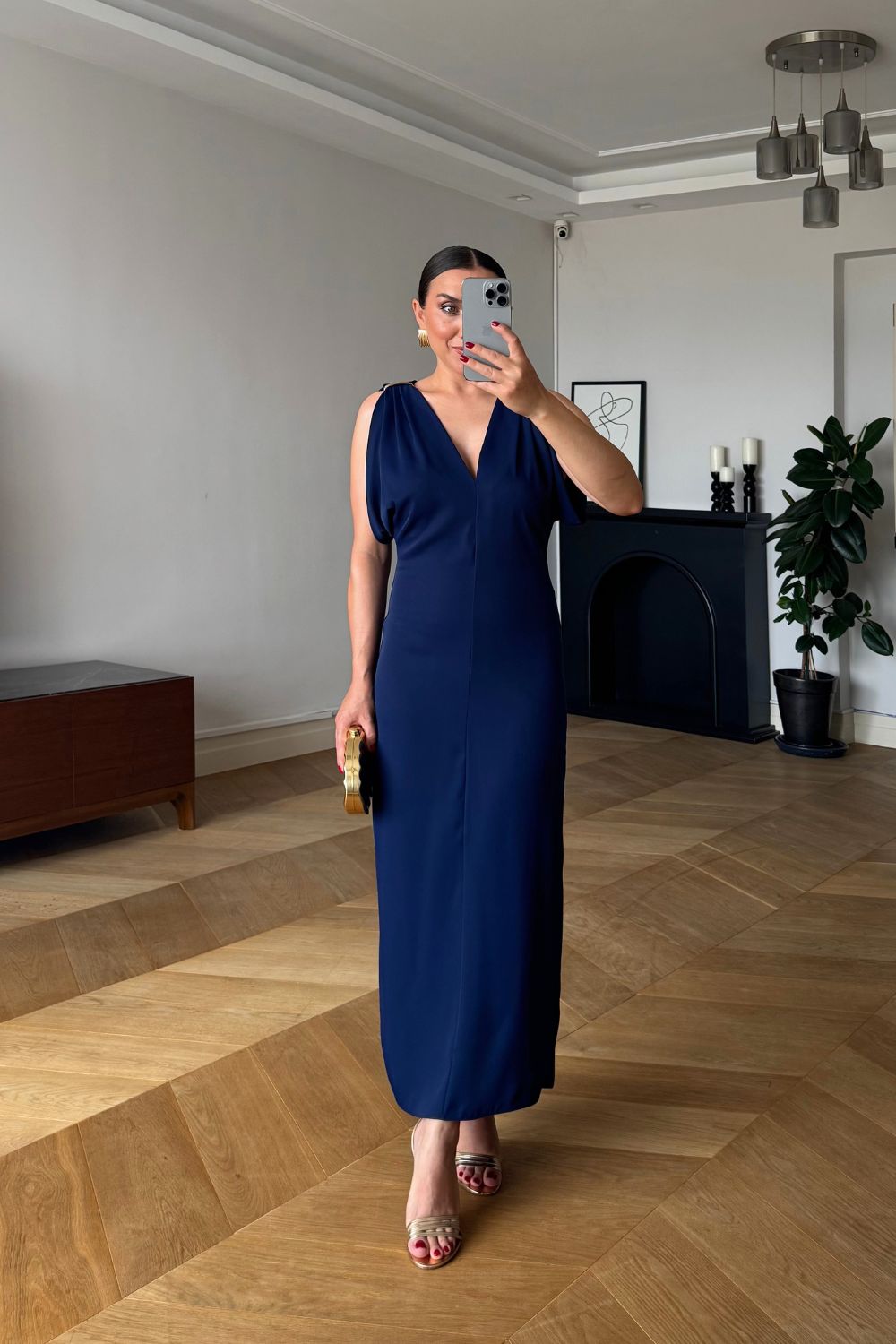 Vestido midi azul marino con escote en V y detalle de hebillas