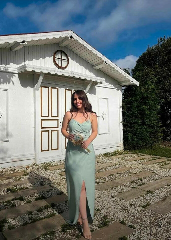 Vestido de fiesta elegante con escote verde agua