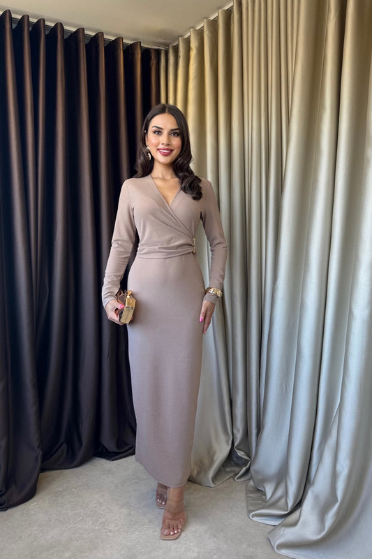 Vestido midi color visón con detalles dorados