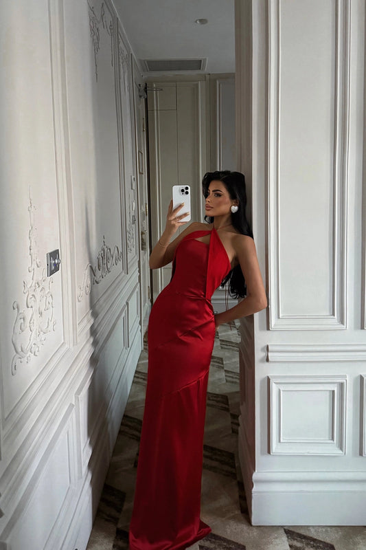 Vestido largo rojo de satén con escote halter y corte entallado