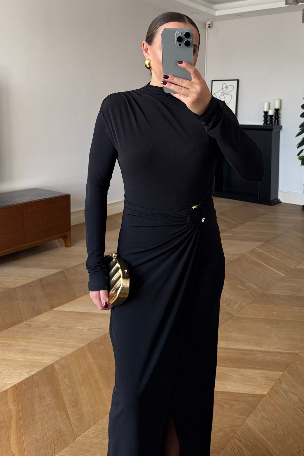 Vestido negro de fiesta largo ajustado con fruncido