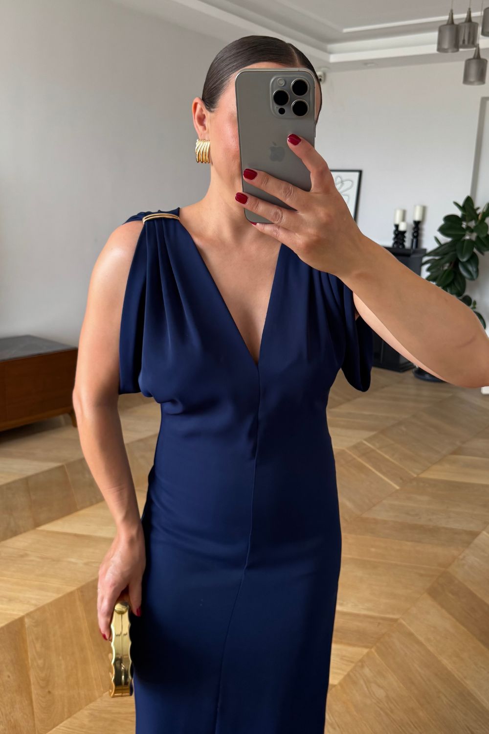 Vestido midi azul marino con escote en V y detalle de hebillas