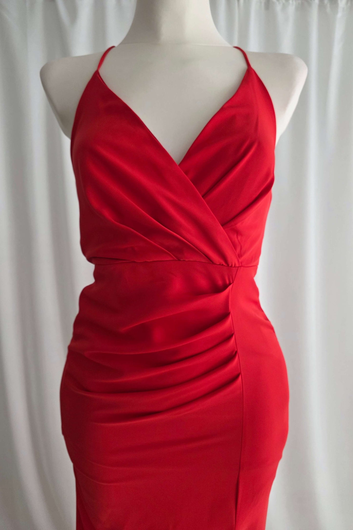 Vestido largo rojo con escote cruzado y abertura