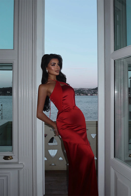 Vestido largo rojo de satén con escote halter y corte entallado