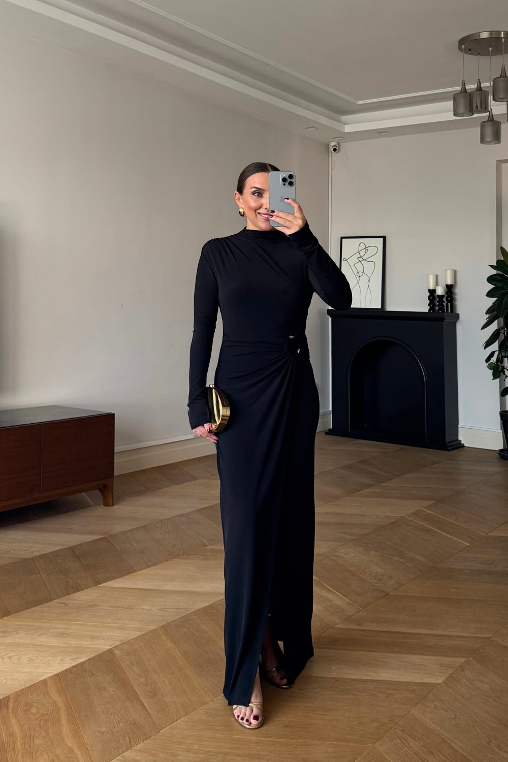 Vestido negro de fiesta largo ajustado con fruncido