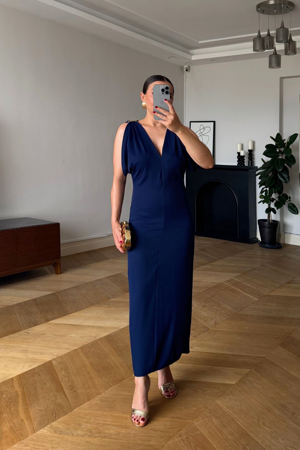 Vestido midi azul marino con escote en V y detalle de hebillas