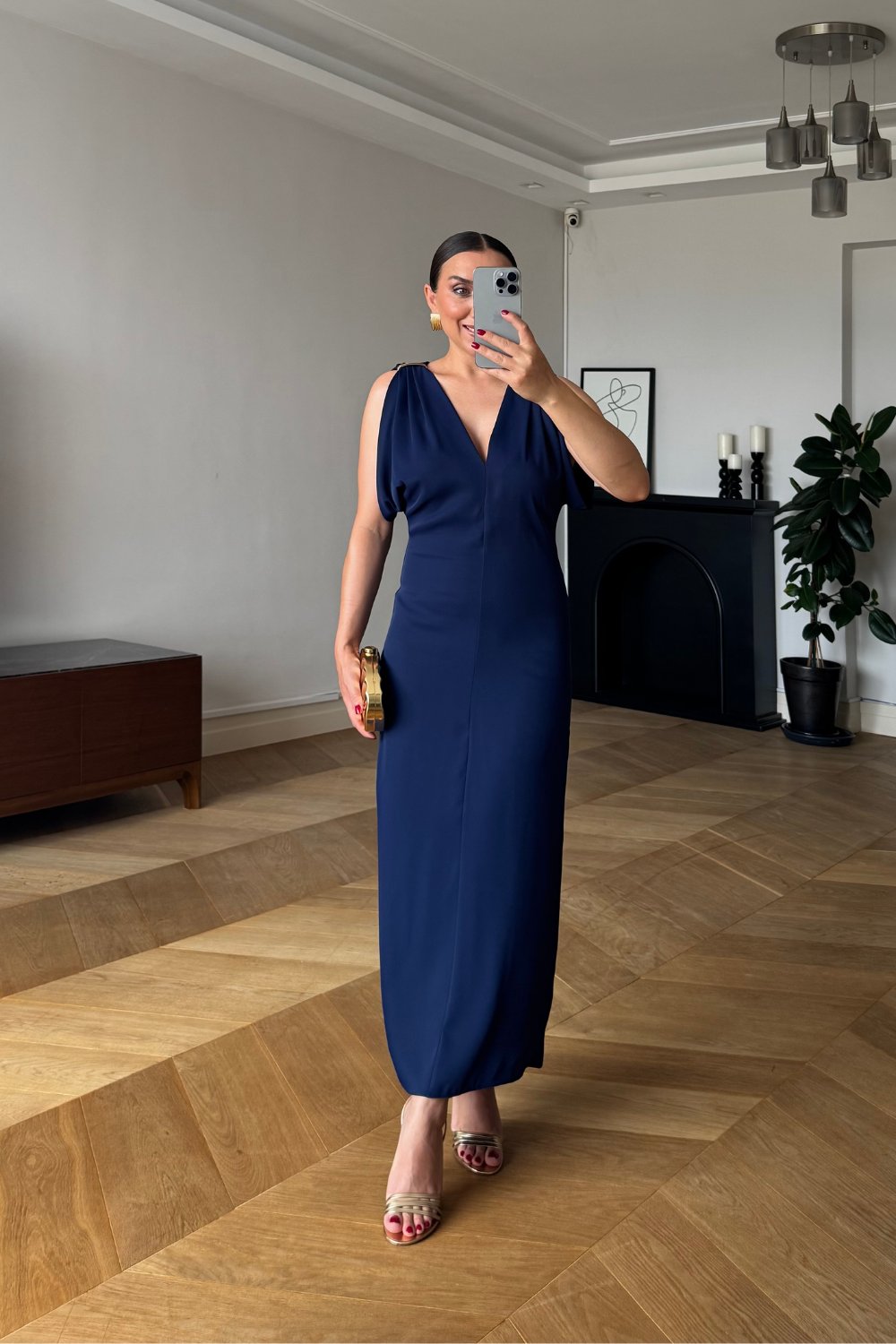 Vestido midi azul marino con escote en V y detalle de hebillas