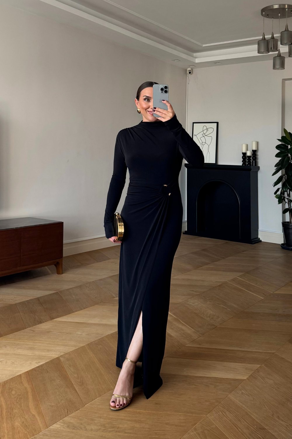 Vestido negro de fiesta largo ajustado con fruncido