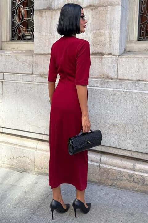 Vestido burdeos midi abotonado con detalles dorados