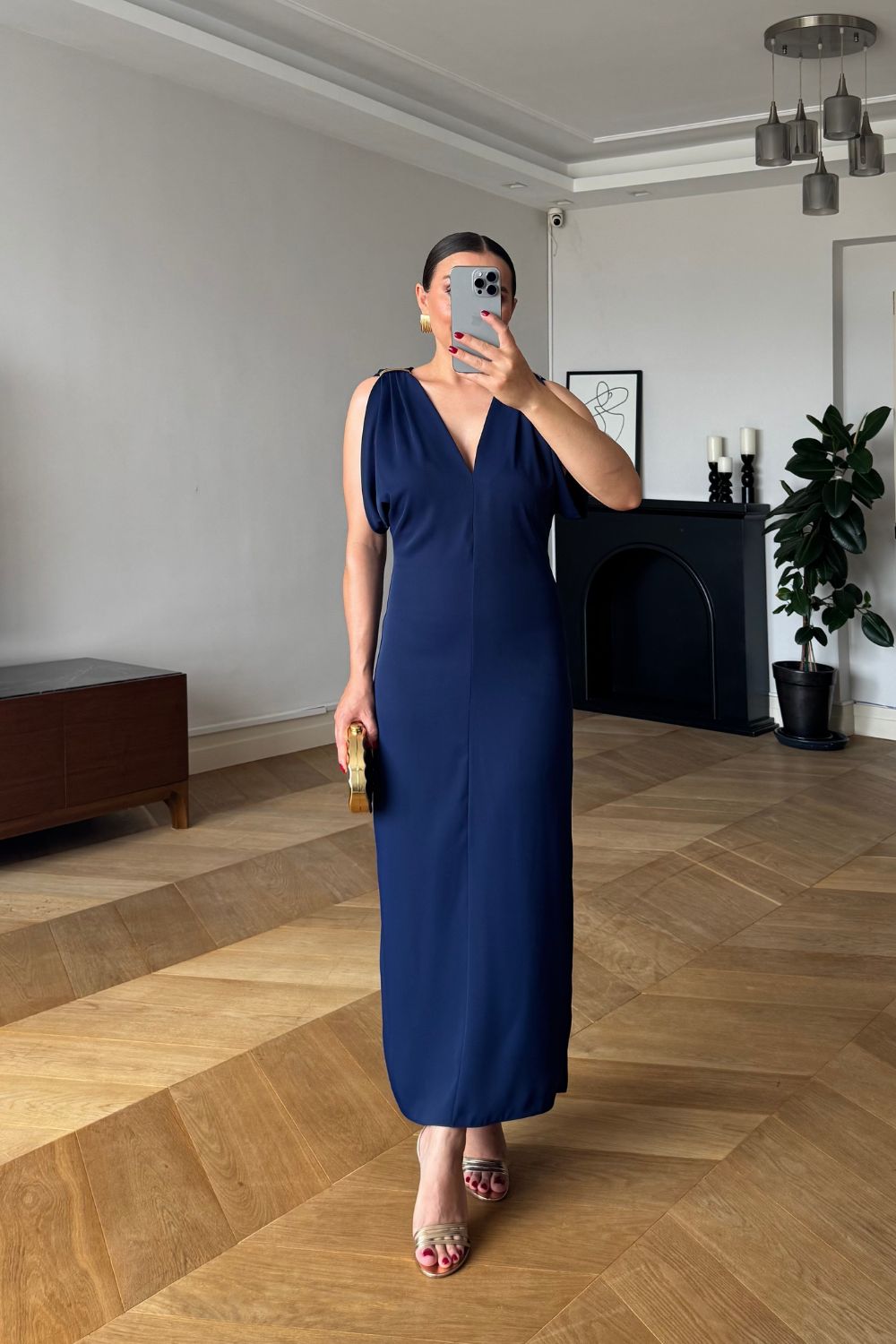 Vestido midi azul marino con escote en V y detalle de hebillas