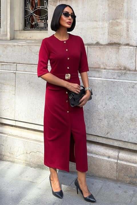 Vestido burdeos midi abotonado con detalles dorados