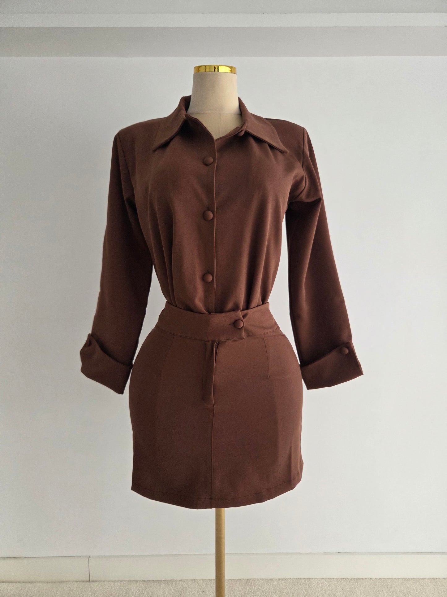 Traje marrón de falda y chaqueta con botones