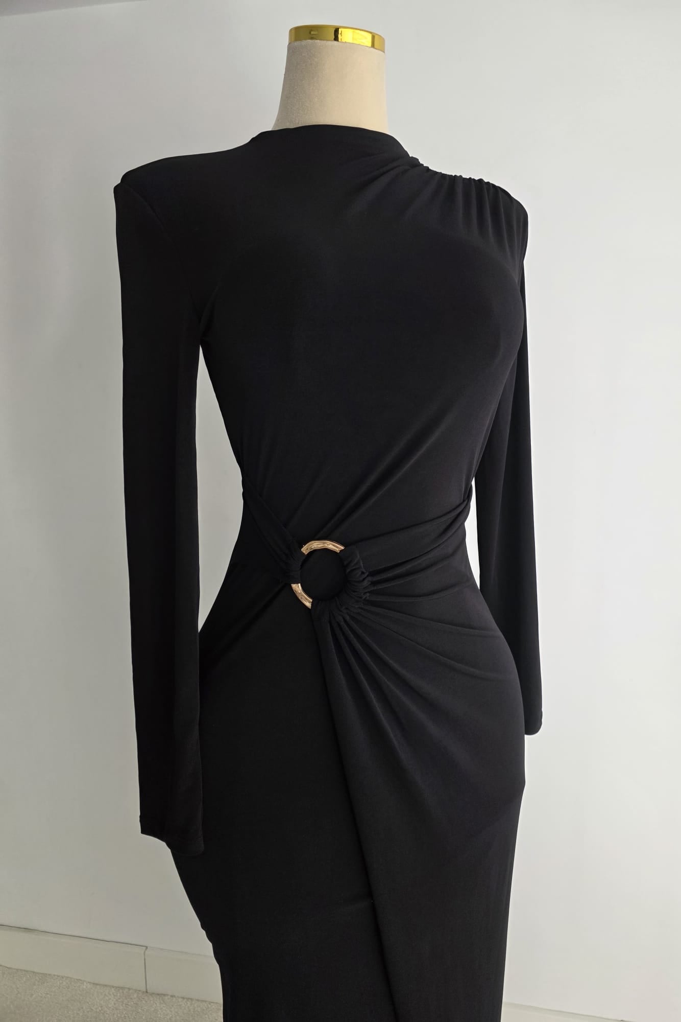 Vestido negro de fiesta largo ajustado con fruncido