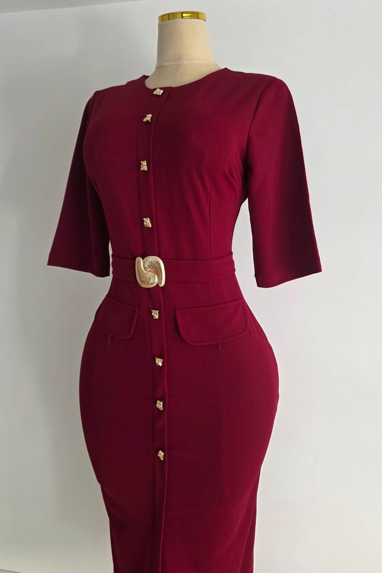 Vestido burdeos midi abotonado con detalles dorados
