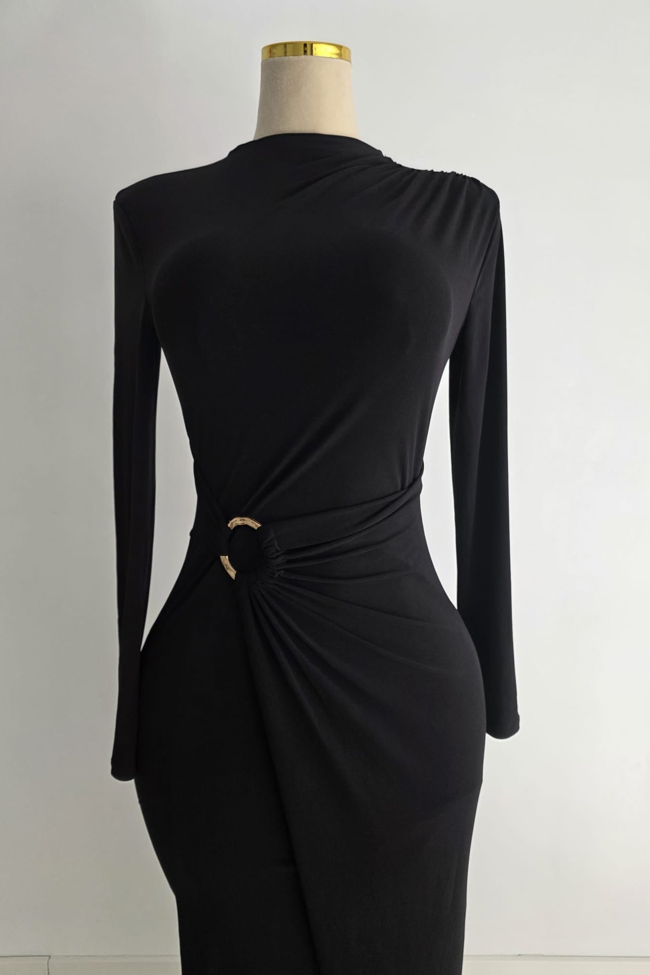 Vestido negro de fiesta largo ajustado con fruncido