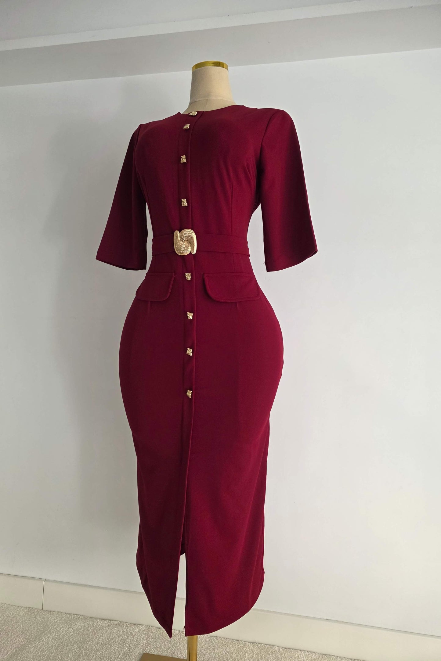 Vestido burdeos midi abotonado con detalles dorados