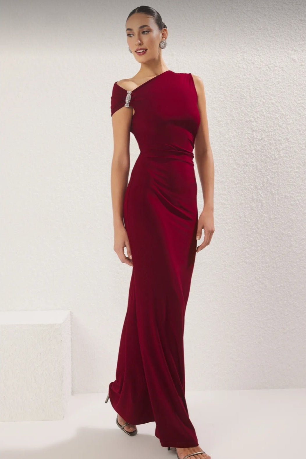 Vestido largo burdeos asimétrico corte sirena y detalle joya