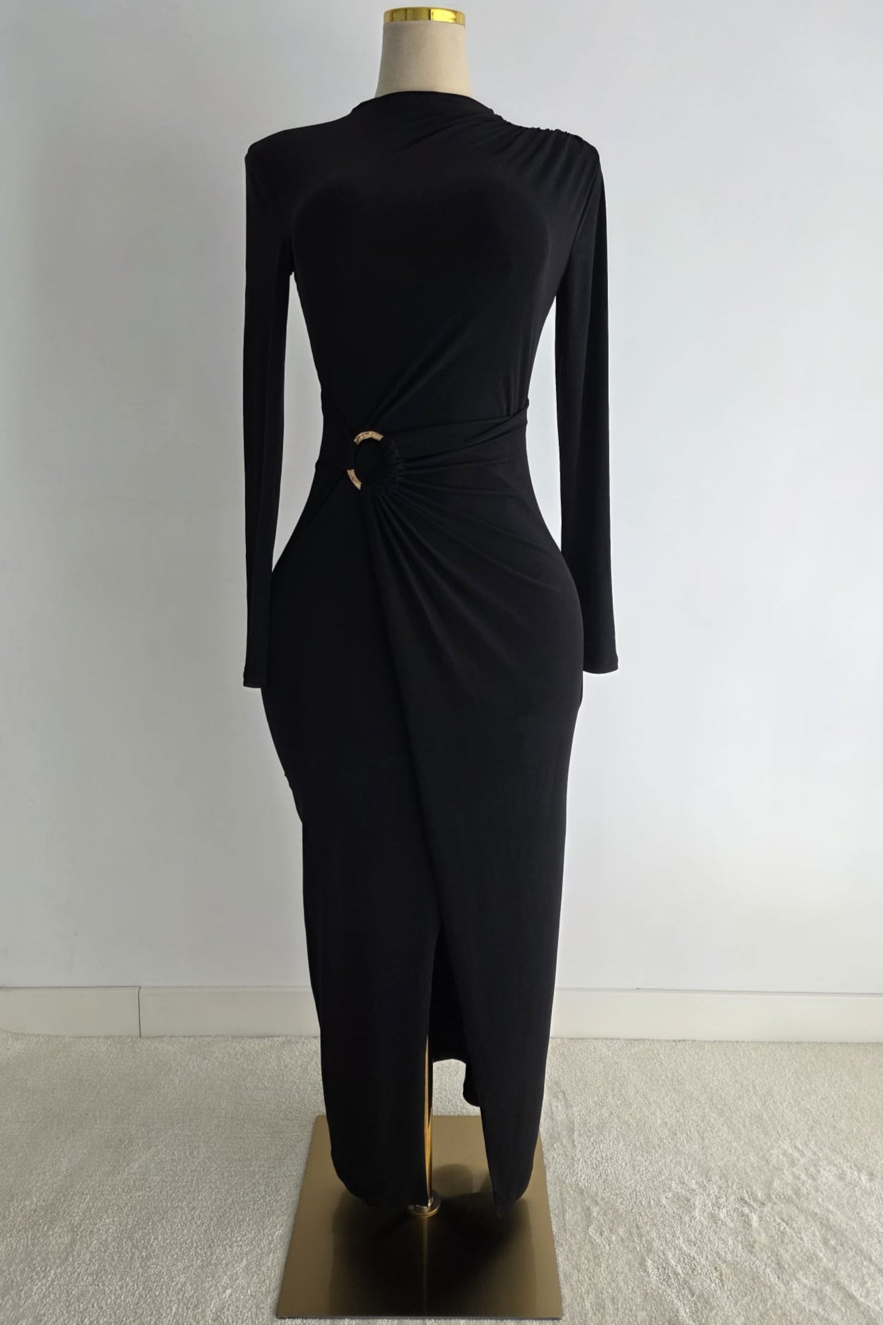 Vestido negro de fiesta largo ajustado con fruncido